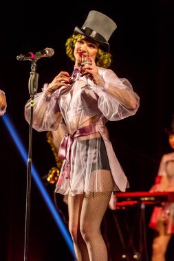 ODESSA, UKRAINE - 17 Mart 2019: Bright Music Show FREEDOM JAZZ. Parlak bir müzikal caz gösterisinde sahnede güzel bir kadın caz grubu. Erotik bir müzikal performansıyla sahnede seksi kadın müzisyenler.