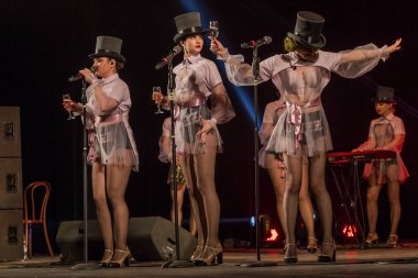 ODESSA, UKRAINE - 17 Mart 2019: Bright Music Show FREEDOM JAZZ. Parlak bir müzikal caz gösterisinde sahnede güzel bir kadın caz grubu. Erotik bir müzikal performansıyla sahnede seksi kadın müzisyenler.
