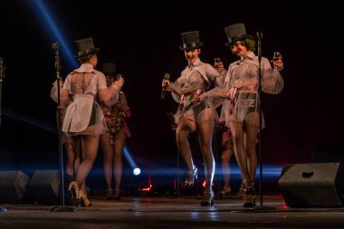 ODESSA, UKRAINE - 17 Mart 2019: Bright Music Show FREEDOM JAZZ. Parlak bir müzikal caz gösterisinde sahnede güzel bir kadın caz grubu. Erotik bir müzikal performansıyla sahnede seksi kadın müzisyenler.