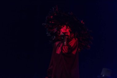 ODESSA, UKRAINE - 17 Mart 2019: Bright Music Show FREEDOM JAZZ. Parlak bir müzikal caz gösterisinde sahnede güzel bir kadın caz grubu. Erotik bir müzikal performansıyla sahnede seksi kadın müzisyenler.