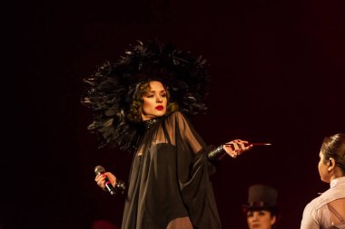 ODESSA, UKRAINE - 17 Mart 2019: Bright Music Show FREEDOM JAZZ. Parlak bir müzikal caz gösterisinde sahnede güzel bir kadın caz grubu. Erotik bir müzikal performansıyla sahnede seksi kadın müzisyenler.