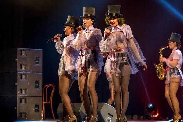 ODESSA, UKRAINE - 17 Mart 2019: Bright Music Show FREEDOM JAZZ. Parlak bir müzikal caz gösterisinde sahnede güzel bir kadın caz grubu. Erotik bir müzikal performansıyla sahnede seksi kadın müzisyenler.