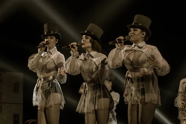 ODESSA, UKRAINE - 17 Mart 2019: Bright Music Show FREEDOM JAZZ. Parlak bir müzikal caz gösterisinde sahnede güzel bir kadın caz grubu. Erotik bir müzikal performansıyla sahnede seksi kadın müzisyenler.