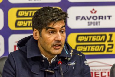 ODESSA, UKRAINE -2 Mart 2019: Ünlü futbol teknik direktörü Paulo Alexandre Rodrigues Fonseca ile Shakhtar (Donetsk) maçı sırasında Chornomorets. Basın toplantısı, yorumlar Baş antrenör Paulo Fonseca
