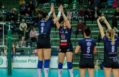 Odessa, Ukrayna 27 Kasım 2018: 2019 CEV Voleybol CUP - Kadınlar 16. Finali Khimik YUZHNY (UKR) - yeşil Swietelsky BEKESCSABA (HUN) - mavi. Resmi Avrupa Voleybol Turnuvası Balosu
