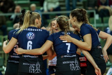 Odessa, Ukrayna 27 Kasım 2018: 2019 CEV Voleybol CUP - Kadınlar 16. Finali Khimik YUZHNY (UKR) - yeşil Swietelsky BEKESCSABA (HUN) - mavi. Resmi Avrupa Voleybol Turnuvası Balosu