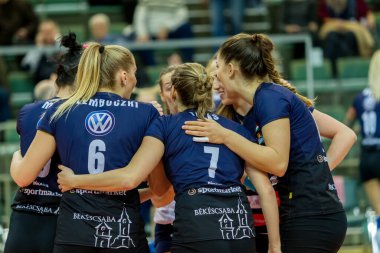 Odessa, Ukrayna 27 Kasım 2018: 2019 CEV Voleybol CUP - Kadınlar 16. Finali Khimik YUZHNY (UKR) - yeşil Swietelsky BEKESCSABA (HUN) - mavi. Resmi Avrupa Voleybol Turnuvası Balosu