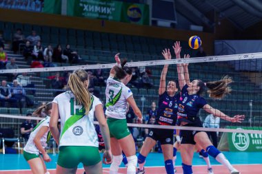 Odessa, Ukrayna 27 Kasım 2018: 2019 CEV Voleybol CUP - Kadınlar 16. Finali Khimik YUZHNY (UKR) - yeşil Swietelsky BEKESCSABA (HUN) - mavi. Resmi Avrupa Voleybol Turnuvası Balosu