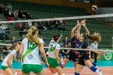 Odessa, Ukrayna 27 Kasım 2018: 2019 CEV Voleybol CUP - Kadınlar 16. Finali Khimik YUZHNY (UKR) - yeşil Swietelsky BEKESCSABA (HUN) - mavi. Resmi Avrupa Voleybol Turnuvası Balosu