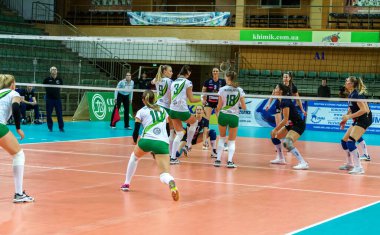 Odessa, Ukrayna 27 Kasım 2018: 2019 CEV Voleybol CUP - Kadınlar 16. Finali Khimik YUZHNY (UKR) - yeşil Swietelsky BEKESCSABA (HUN) - mavi. Resmi Avrupa Voleybol Turnuvası Balosu