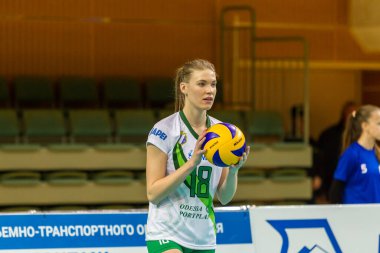 Odessa, Ukrayna 27 Kasım 2018: 2019 CEV Voleybol CUP - Kadınlar 16. Finali Khimik YUZHNY (UKR) - yeşil Swietelsky BEKESCSABA (HUN) - mavi. Resmi Avrupa Voleybol Turnuvası Balosu