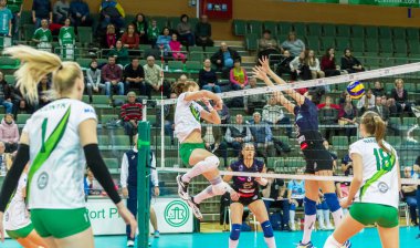 Odessa, Ukrayna 27 Kasım 2018: 2019 CEV Voleybol CUP - Kadınlar 16. Finali Khimik YUZHNY (UKR) - yeşil Swietelsky BEKESCSABA (HUN) - mavi. Resmi Avrupa Voleybol Turnuvası Balosu