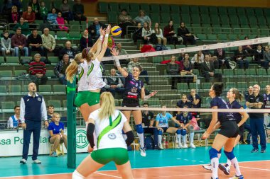 Odessa, Ukrayna 27 Kasım 2018: 2019 CEV Voleybol CUP - Kadınlar 16. Finali Khimik YUZHNY (UKR) - yeşil Swietelsky BEKESCSABA (HUN) - mavi. Resmi Avrupa Voleybol Turnuvası Balosu