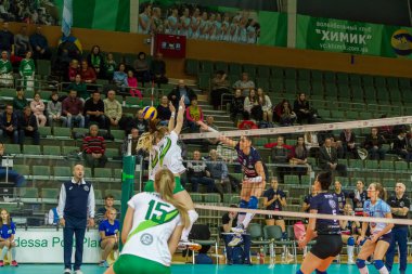 Odessa, Ukrayna 27 Kasım 2018: 2019 CEV Voleybol CUP - Kadınlar 16. Finali Khimik YUZHNY (UKR) - yeşil Swietelsky BEKESCSABA (HUN) - mavi. Resmi Avrupa Voleybol Turnuvası Balosu