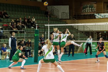 Odessa, Ukrayna 27 Kasım 2018: 2019 CEV Voleybol CUP - Kadınlar 16. Finali Khimik YUZHNY (UKR) - yeşil Swietelsky BEKESCSABA (HUN) - mavi. Resmi Avrupa Voleybol Turnuvası Balosu