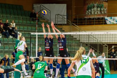 Odessa, Ukrayna 27 Kasım 2018: 2019 CEV Voleybol CUP - Kadınlar 16. Finali Khimik YUZHNY (UKR) - yeşil Swietelsky BEKESCSABA (HUN) - mavi. Resmi Avrupa Voleybol Turnuvası Balosu