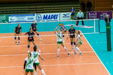 Odessa, Ukrayna 27 Kasım 2018: 2019 CEV Voleybol CUP - Kadınlar 16. Finali Khimik YUZHNY (UKR) - yeşil Swietelsky BEKESCSABA (HUN) - mavi. Resmi Avrupa Voleybol Turnuvası Balosu