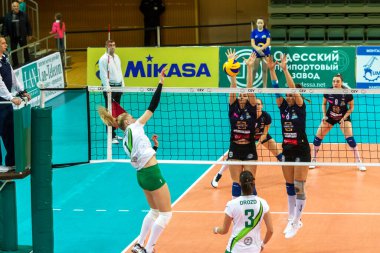 Odessa, Ukrayna 27 Kasım 2018: 2019 CEV Voleybol CUP - Kadınlar 16. Finali Khimik YUZHNY (UKR) - yeşil Swietelsky BEKESCSABA (HUN) - mavi. Resmi Avrupa Voleybol Turnuvası Balosu