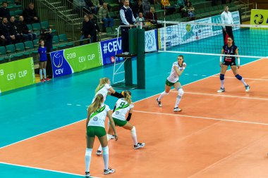 Odessa, Ukrayna 27 Kasım 2018: 2019 CEV Voleybol CUP - Kadınlar 16. Finali Khimik YUZHNY (UKR) - yeşil Swietelsky BEKESCSABA (HUN) - mavi. Resmi Avrupa Voleybol Turnuvası Balosu