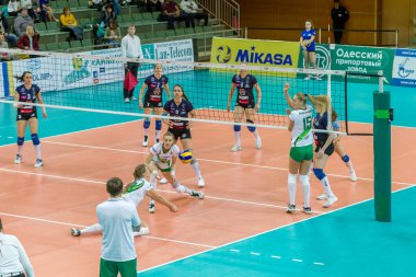Odessa, Ukrayna 27 Kasım 2018: 2019 CEV Voleybol CUP - Kadınlar 16. Finali Khimik YUZHNY (UKR) - yeşil Swietelsky BEKESCSABA (HUN) - mavi. Resmi Avrupa Voleybol Turnuvası Balosu