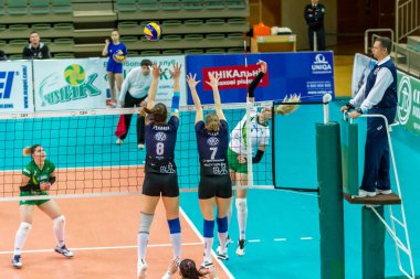 Odessa, Ukrayna 27 Kasım 2018: 2019 CEV Voleybol CUP - Kadınlar 16. Finali Khimik YUZHNY (UKR) - yeşil Swietelsky BEKESCSABA (HUN) - mavi. Resmi Avrupa Voleybol Turnuvası Balosu