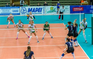 Odessa, Ukrayna 27 Kasım 2018: 2019 CEV Voleybol CUP - Kadınlar 16. Finali Khimik YUZHNY (UKR) - yeşil Swietelsky BEKESCSABA (HUN) - mavi. Resmi Avrupa Voleybol Turnuvası Balosu