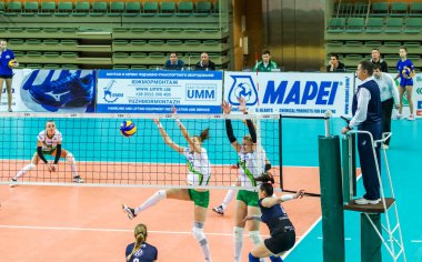 Odessa, Ukrayna 27 Kasım 2018: 2019 CEV Voleybol CUP - Kadınlar 16. Finali Khimik YUZHNY (UKR) - yeşil Swietelsky BEKESCSABA (HUN) - mavi. Resmi Avrupa Voleybol Turnuvası Balosu