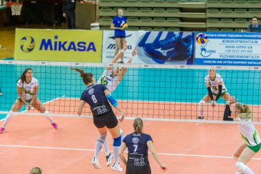 Odessa, Ukrayna 27 Kasım 2018: 2019 CEV Voleybol CUP - Kadınlar 16. Finali Khimik YUZHNY (UKR) - yeşil Swietelsky BEKESCSABA (HUN) - mavi. Resmi Avrupa Voleybol Turnuvası Balosu