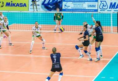 Odessa, Ukrayna 27 Kasım 2018: 2019 CEV Voleybol CUP - Kadınlar 16. Finali Khimik YUZHNY (UKR) - yeşil Swietelsky BEKESCSABA (HUN) - mavi. Resmi Avrupa Voleybol Turnuvası Balosu