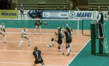 Odessa, Ukrayna 27 Kasım 2018: 2019 CEV Voleybol CUP - Kadınlar 16. Finali Khimik YUZHNY (UKR) - yeşil Swietelsky BEKESCSABA (HUN) - mavi. Resmi Avrupa Voleybol Turnuvası Balosu