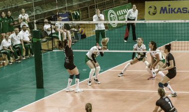 Odessa, Ukrayna 27 Kasım 2018: 2019 CEV Voleybol CUP - Kadınlar 16. Finali Khimik YUZHNY (UKR) - yeşil Swietelsky BEKESCSABA (HUN) - mavi. Resmi Avrupa Voleybol Turnuvası Balosu