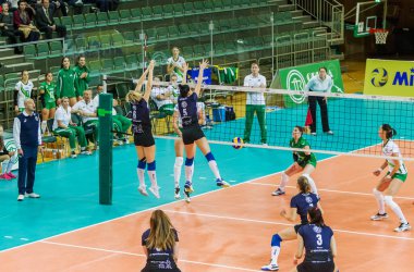 Odessa, Ukrayna 27 Kasım 2018: 2019 CEV Voleybol CUP - Kadınlar 16. Finali Khimik YUZHNY (UKR) - yeşil Swietelsky BEKESCSABA (HUN) - mavi. Resmi Avrupa Voleybol Turnuvası Balosu