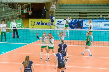 Odessa, Ukrayna 27 Kasım 2018: 2019 CEV Voleybol CUP - Kadınlar 16. Finali Khimik YUZHNY (UKR) - yeşil Swietelsky BEKESCSABA (HUN) - mavi. Resmi Avrupa Voleybol Turnuvası Balosu
