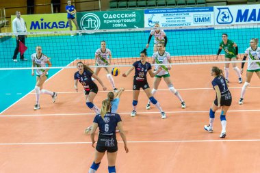 Odessa, Ukrayna 27 Kasım 2018: 2019 CEV Voleybol CUP - Kadınlar 16. Finali Khimik YUZHNY (UKR) - yeşil Swietelsky BEKESCSABA (HUN) - mavi. Resmi Avrupa Voleybol Turnuvası Balosu