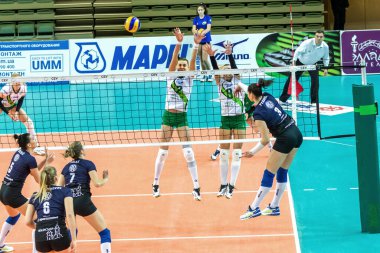 Odessa, Ukrayna 27 Kasım 2018: 2019 CEV Voleybol CUP - Kadınlar 16. Finali Khimik YUZHNY (UKR) - yeşil Swietelsky BEKESCSABA (HUN) - mavi. Resmi Avrupa Voleybol Turnuvası Balosu