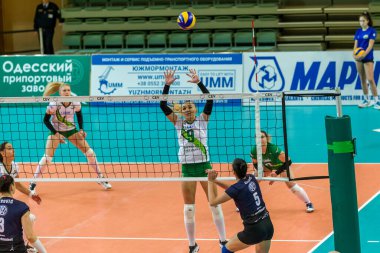 Odessa, Ukrayna 27 Kasım 2018: 2019 CEV Voleybol CUP - Kadınlar 16. Finali Khimik YUZHNY (UKR) - yeşil Swietelsky BEKESCSABA (HUN) - mavi. Resmi Avrupa Voleybol Turnuvası Balosu