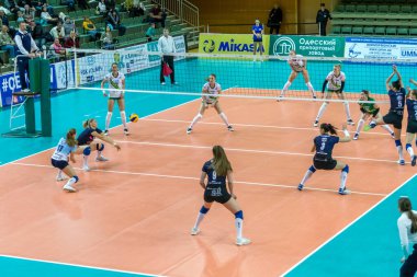 Odessa, Ukrayna 27 Kasım 2018: 2019 CEV Voleybol CUP - Kadınlar 16. Finali Khimik YUZHNY (UKR) - yeşil Swietelsky BEKESCSABA (HUN) - mavi. Resmi Avrupa Voleybol Turnuvası Balosu