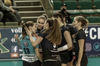 Odessa, Ukrayna 27 Kasım 2018: 2019 CEV Voleybol CUP - Kadınlar 16. Finali Khimik YUZHNY (UKR) - yeşil Swietelsky BEKESCSABA (HUN) - mavi. Resmi Avrupa Voleybol Turnuvası Balosu