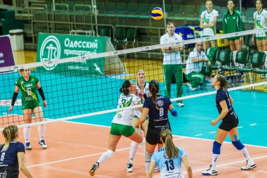 Odessa, Ukrayna 27 Kasım 2018: 2019 CEV Voleybol CUP - Kadınlar 16. Finali Khimik YUZHNY (UKR) - yeşil Swietelsky BEKESCSABA (HUN) - mavi. Resmi Avrupa Voleybol Turnuvası Balosu