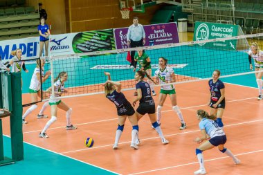 Odessa, Ukrayna 27 Kasım 2018: 2019 CEV Voleybol CUP - Kadınlar 16. Finali Khimik YUZHNY (UKR) - yeşil Swietelsky BEKESCSABA (HUN) - mavi. Resmi Avrupa Voleybol Turnuvası Balosu