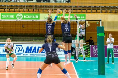 Odessa, Ukrayna 27 Kasım 2018: 2019 CEV Voleybol CUP - Kadınlar 16. Finali Khimik YUZHNY (UKR) - yeşil Swietelsky BEKESCSABA (HUN) - mavi. Resmi Avrupa Voleybol Turnuvası Balosu
