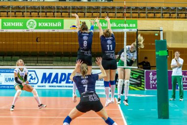 Odessa, Ukrayna 27 Kasım 2018: 2019 CEV Voleybol CUP - Kadınlar 16. Finali Khimik YUZHNY (UKR) - yeşil Swietelsky BEKESCSABA (HUN) - mavi. Resmi Avrupa Voleybol Turnuvası Balosu
