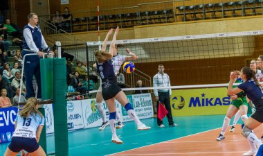 Odessa, Ukrayna 27 Kasım 2018: 2019 CEV Voleybol CUP - Kadınlar 16. Finali Khimik YUZHNY (UKR) - yeşil Swietelsky BEKESCSABA (HUN) - mavi. Resmi Avrupa Voleybol Turnuvası Balosu