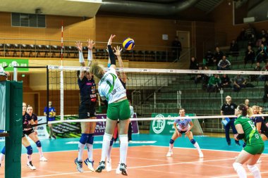 Odessa, Ukrayna 27 Kasım 2018: 2019 CEV Voleybol CUP - Kadınlar 16. Finali Khimik YUZHNY (UKR) - yeşil Swietelsky BEKESCSABA (HUN) - mavi. Resmi Avrupa Voleybol Turnuvası Balosu