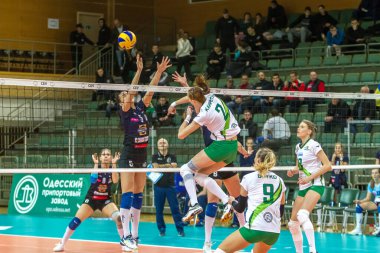 Odessa, Ukrayna 27 Kasım 2018: 2019 CEV Voleybol CUP - Kadınlar 16. Finali Khimik YUZHNY (UKR) - yeşil Swietelsky BEKESCSABA (HUN) - mavi. Resmi Avrupa Voleybol Turnuvası Balosu