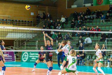 Odessa, Ukrayna 27 Kasım 2018: 2019 CEV Voleybol CUP - Kadınlar 16. Finali Khimik YUZHNY (UKR) - yeşil Swietelsky BEKESCSABA (HUN) - mavi. Resmi Avrupa Voleybol Turnuvası Balosu
