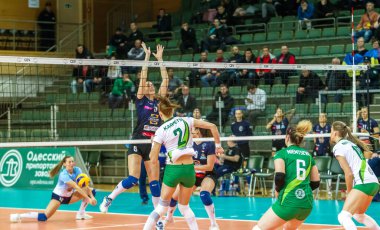 Odessa, Ukrayna 27 Kasım 2018: 2019 CEV Voleybol CUP - Kadınlar 16. Finali Khimik YUZHNY (UKR) - yeşil Swietelsky BEKESCSABA (HUN) - mavi. Resmi Avrupa Voleybol Turnuvası Balosu