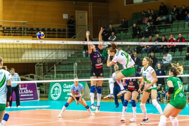 Odessa, Ukrayna 27 Kasım 2018: 2019 CEV Voleybol CUP - Kadınlar 16. Finali Khimik YUZHNY (UKR) - yeşil Swietelsky BEKESCSABA (HUN) - mavi. Resmi Avrupa Voleybol Turnuvası Balosu