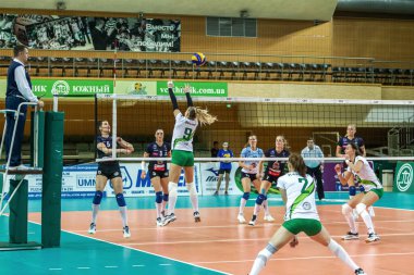 Odessa, Ukrayna 27 Kasım 2018: 2019 CEV Voleybol CUP - Kadınlar 16. Finali Khimik YUZHNY (UKR) - yeşil Swietelsky BEKESCSABA (HUN) - mavi. Resmi Avrupa Voleybol Turnuvası Balosu