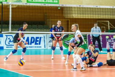 Odessa, Ukrayna 27 Kasım 2018: 2019 CEV Voleybol CUP - Kadınlar 16. Finali Khimik YUZHNY (UKR) - yeşil Swietelsky BEKESCSABA (HUN) - mavi. Resmi Avrupa Voleybol Turnuvası Balosu